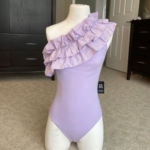 🔥NWT!  Ruffle one-shoulder bodysuit In lavender